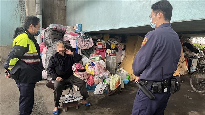夾縫中求生存！新莊爺爺「穴居」台65下