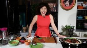 ▲菲姐（甘玉惠）有著「鍋具女王」之稱。（圖／翻攝菲姐臉書）