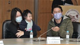 ▲35歲的楊小姐再度懷孕又是疤痕外孕，她和先生在台大醫院團隊協助下，順利誕下健康女嬰。（圖／台大醫院提供）