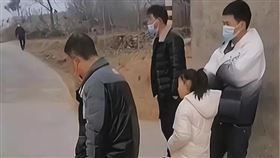 新郎接親車隊「500公尺被攔3次」　村民：沒給50條菸不放行，這是規矩