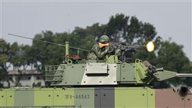 陸軍戰備部隊機步排應援作戰實兵演練（1）總統蔡英文6日前往嘉義地區勗勉戰備部隊，陸軍機步234旅聯兵一營進行機步排應援作戰實兵演練。圖為雲豹甲車上T74機槍射擊。中央社記者王飛華攝  112年1月6日