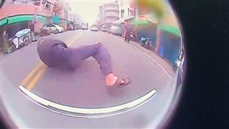 莽男倒地碰瓷「假車禍」　駕駛急煞險撞上