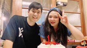 ▲小甜甜（右）在2021年與圈外男友（左）登記結婚，兩人現育有一女「米苔目」。（圖／翻攝自臉書小甜甜張可昀）