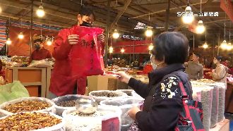 年貨大街恢復設攤　迪化街疫後開放試吃