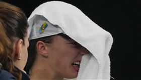 ▲斯威雅蒂（Iga Swiatek）爆冷以兩盤2 ：6敗給美國對手皮古拉（Jessica Pegula），賽後忍不住落淚。（圖／美聯社／達志影像）