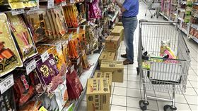 11月CPI年漲2.35%（1）行政院主計總處6日公布11月消費者物價指數（CPI）年增率為2.35%，觀察11月CPI各類表現，仍以食物類年漲4.12%較高。圖為民眾前往高雄市鳳山區一間大賣場採買。中央社記者董俊志攝  111年12月6日