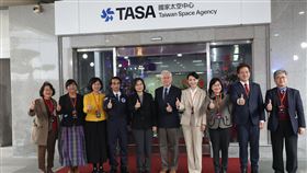 蔡總統出席國家太空中心揭牌典禮（1）總統蔡英文（左5）6日下午前往新竹出席「國家太空中心揭牌典禮」，並主持揭牌儀式。右4為新竹市長高虹安。中央社記者吳家昇攝  112年1月6日