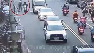 賓士撞違停轎車！駕駛棄車秒搭計程車快閃