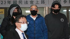 蕭景田涉賄選 士院諭知800萬交保國民黨中常委蕭景田（後排中）涉嫌為求台北市議員林杏兒當選，以現金行賄多名里長，遭士林地檢署發布通緝。蕭景田3日主動到案遭檢察官聲押禁見，士林地方法院認為，蕭景田罪嫌重大，且在被搜索時翻越住處後牆逃走，但無羈押必要，准以新台幣800萬元具保。中央社記者蕭博文攝 112年1月3日