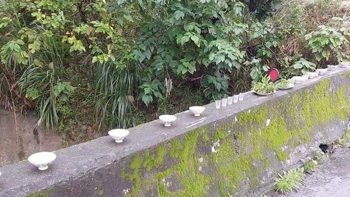 詭異山路擺滿飯碗酒杯！網勸快逃⋯真相曝