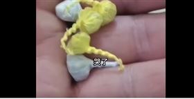 太像糖果！小孩吞甩炮「嘴巴炸了」（圖／翻攝自刻度視頻）