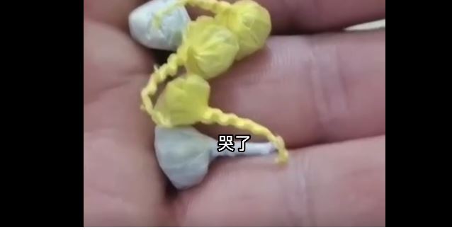 太像糖果！小孩吞甩炮下場慘「嘴巴炸了」