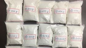 刑事局國際科破獲一起跨國運毒案，警方拆解夾板內K毒。（圖／記者李依璇翻攝）