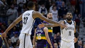 ▲厄文（Kyrie Irving）投進超大號三分球，籃網取得6分領先。（圖／美聯社／達志影像）