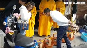 引火驅蛇燒死5家人　門前全牌位場面哀淒(圖/翻攝畫面)