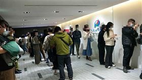 排隊搶買「防疫保單」（圖／翻攝自爆廢公社臉書）