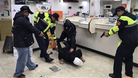 龍潭分局,防搶演練,過年（圖／龍潭分局提供）