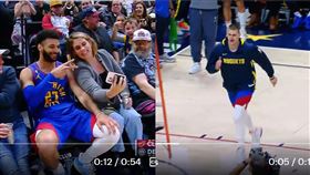 ▲約基奇（Nikola Jokic）、穆雷（Jamal Murray）在修復籃筐期間，在場中折返跑和跑到觀眾席與球迷互動。（圖／翻攝自Bleacher Report推特）