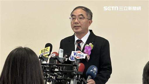 台大校長續任投票日！學生衝行政大樓抗議