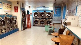 「江小姐」借桌後「偷塞紙條+付費」！自助洗衣店主接棒善舉　暖哭萬人。（圖／翻攝自爆料公社）