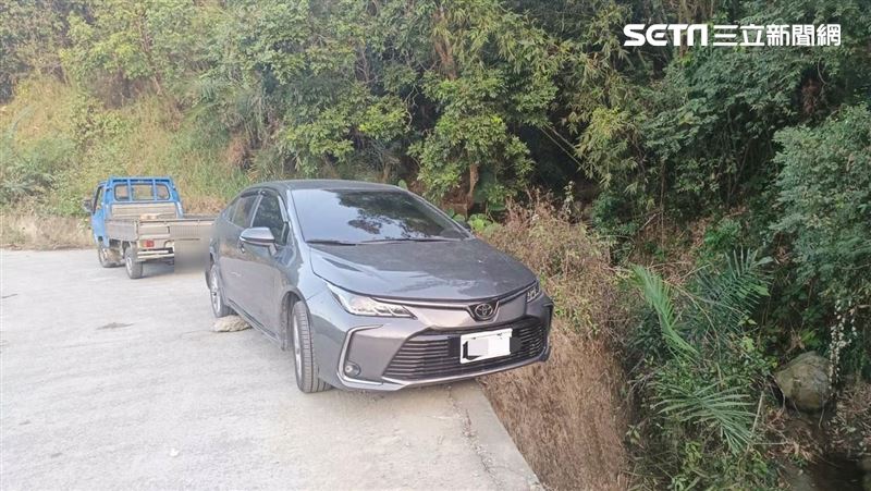老夫妻梅嶺訪友衝出邊坡　車掛山壁超驚險