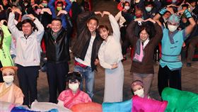 北市立委補選選前之夜　吳怡農邀紙風車演出台北市第3選區立委補選選前之夜，民進黨候選人吳怡農（2排左3）7日晚間捨棄傳統造勢，邀請紙風車劇團演出，並與妻子顏采薇（2排右3）、前民進黨主席卓榮泰（2排左2）等人一起和演員、現場觀眾合影。中央社記者謝佳璋攝  112年1月7日