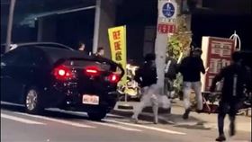 高雄吳男率眾前往胡男任職的科技公司砸店。（圖／翻攝《黑色豪門企業》）