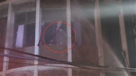 新莊公寓火警5人受困！母抱兒急揮手求救