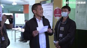 民進黨台北市第三選區立委補選候選人吳怡農投票，爸爸三姑姑妹妹等家人陪同