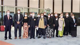 友邦吐瓦魯國會議長率團訪台（2）吐瓦魯國會議長泰歐（Samuelu Penitala Teo）（前左5）8日率團訪台，外交部政務次長田中光（前左4）代表前往接機，並與訪問團在國賓門合影。（外交部提供）中央社記者吳睿騏桃園機場傳真  112年1月8日