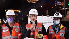 台北市長蔣萬安、副市長李四川視察松江路路面更新工程。(圖/台北市政府提供)