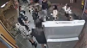 藥頭遭6人圍毆！「奪刀反擊」刺殺尋仇男