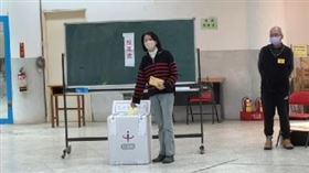 王鴻薇投票。（圖／王鴻薇辦公室提供）
