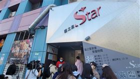 宋達民的教會《藝之星教會》8日上午舉行5周年活動，外頭媒體大陣仗守候。（圖／記者游定剛拍攝）