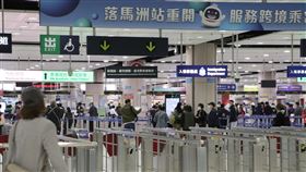 港陸首日通關  落馬洲為重點口岸香港與大陸8日起實施首階段通關，落馬洲陸路口岸為通關重點，圖為口岸當天早上通關順暢，人流不多。中央社記者張謙香港攝  112年1月8日