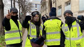 2023法國首場黃背心運動示威者法國巴黎黃背心抗議，司法人員史黛芬尼（左2）和工程師瓦雷利（右2）7日向中央社表示，人民薪資、權利都減少，人民在社會中已失去位子，資本才是主宰；應該要倒過來，經濟要為人民服務。中央社記者曾婷瑄巴黎攝  112年1月8日