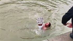 頂4度低溫跳河救溺水者！紅髮刺青男被罵翻「不符合英雄形象」