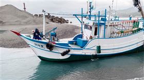 ▲感謝浪！台東長濱港嘴淤砂太誇張　漁船「卡死死」近2小時靠大浪終脫困（圖／記者王浩原攝影）