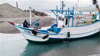 漁船「卡死死」近2小時　1個大浪得救了！