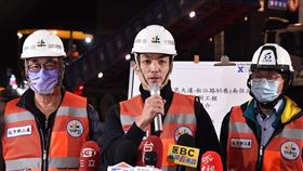 台北市長蔣萬安、副市長李四川視察松江路路面更新工程。(圖/台北市政府提供)