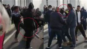 影／眾網紅橋上「全武行」！狠踹互揍畫面曝光　目擊者：有人被砍傷。（圖／翻攝自搜狐千里眼微博）