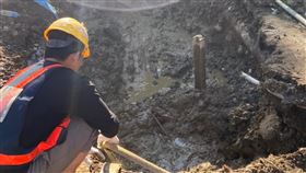 龍潭三坑抽水站爆管波及33萬戶  估下午恢復出水桃園市龍潭區三坑抽水站管線破裂造成33萬戶停水，台灣自來水公司8日表示，搶修進度較預定時程延後，預估下午可恢復淨水廠出水、最遲晚上12時前完成復水。（台灣自來水公司第二區管理處提供）中央社記者吳睿騏桃園傳真  112年1月8日