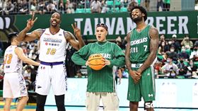 ▲「魔獸」霍華德（Dwight Howard）客場復出對戰台啤英熊。（圖／記者劉彥池攝影）