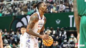 ▲「魔獸」霍華德（Dwight Howard）客場復出對戰台啤英熊，場上執行罰球。（圖／記者劉彥池攝影）