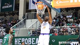 ▲「魔獸」霍華德（Dwight Howard）客場復出對戰台啤英熊大秀灌籃。（圖／記者劉彥池攝影）