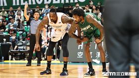 ▲「魔獸」霍華德（Dwight Howard）客場復出對戰台啤英熊和瓊斯（Perry Jones III）卡位。（圖／記者劉彥池攝影）