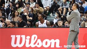 ▲「魔獸」霍華德（Dwight Howard）客場復出對戰台啤英熊，第一節出賽4分18秒下場休息。（圖／記者劉彥池攝影）