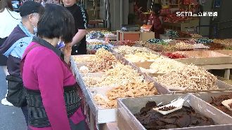 年貨大街衛生疑慮　民眾手捏試吃恐傳病毒