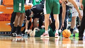 ▲台啤英熊後衛蔣淯安濺血退場。（圖／記者劉彥池攝影）