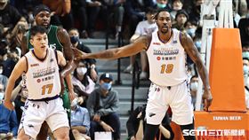 ▲「魔獸」霍華德（Dwight Howard）客場復出對戰台啤英熊。（圖／記者劉彥池攝影）